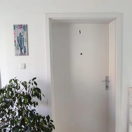 Apartment In Mit Schoener Terrasse Crikvenica